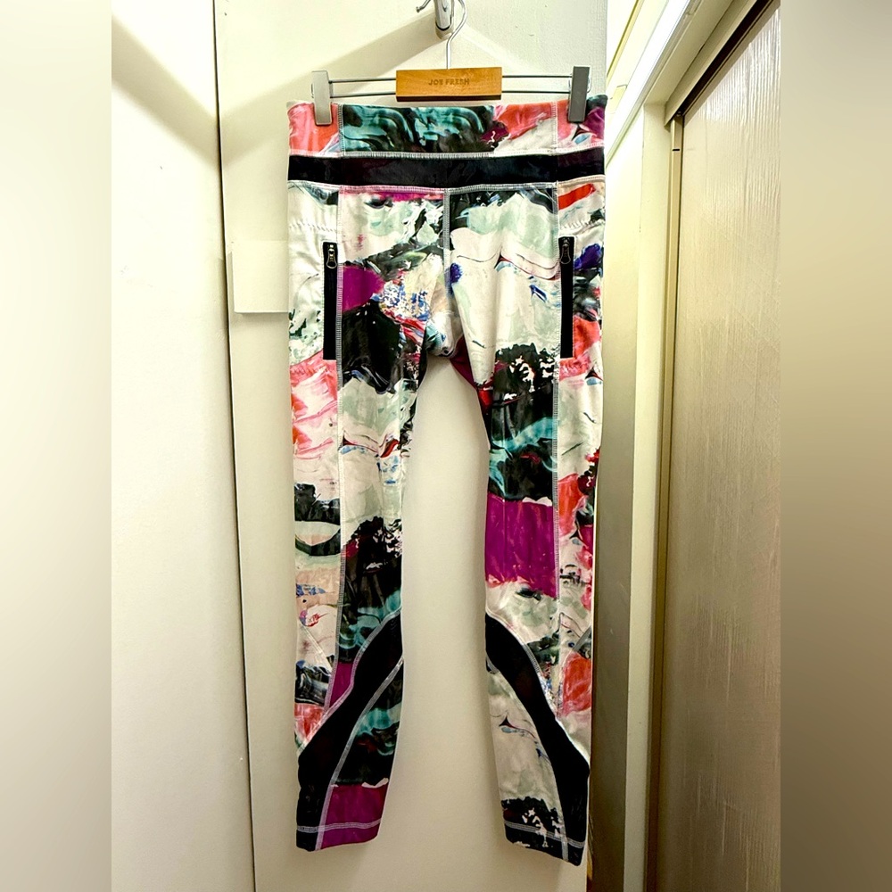 Rare Lululemon cropped 7/8 legging women’s size 4. In great condition .